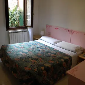 ** Otel Adua İtalya